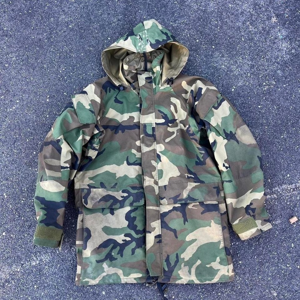 1990s US Military ECWCS Woodland Camo Gore-Tex Parka size M-L